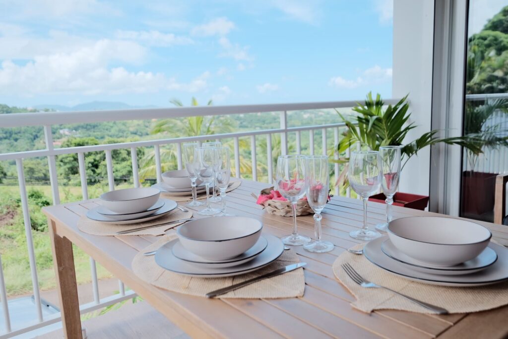 Suite Sunset - Balcon avec table dressée