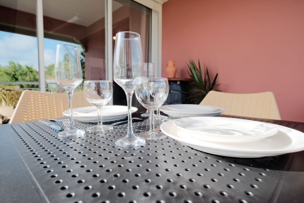 Suite tropicale - Salon extérieur table dressée