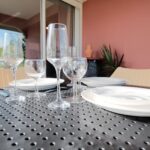 Suite tropicale - Salon extérieur table dressée