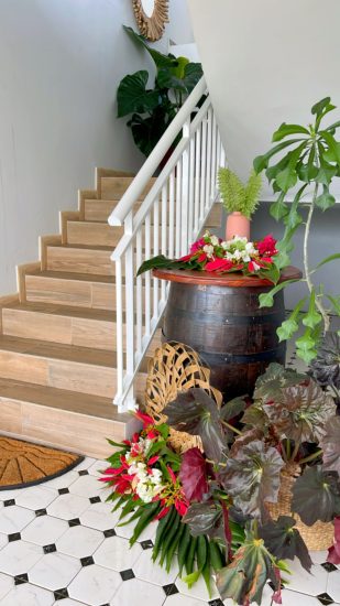 Hall décoré avec fleurs - Terre et Passion